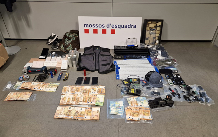 Desarticulen un grup especialitzat en robar càrregues de camions a àrees de servei i en tràfic de medicaments il·legals