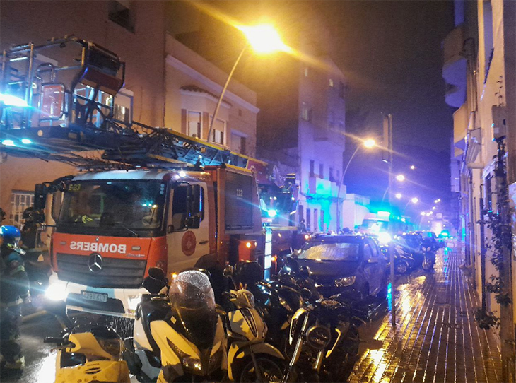 Quatre persones ferides lleus en l'incendi d'un pis del districte d'Horta-Guinardó de Barcelona