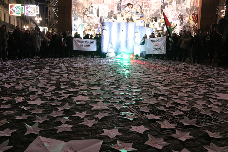 Una catifa d'estels amb els noms dels infants assassinats a Gaza tenyeix de blanc la plaça de Sant Jaume