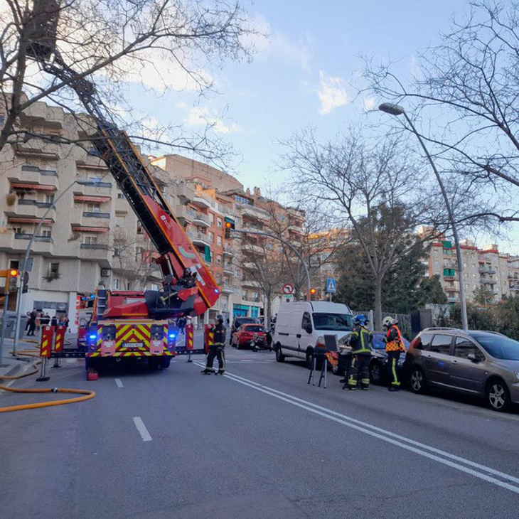 Tres ferits en un incendi a un edifici del carrer de Cartagena de Barcelona