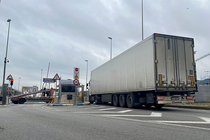 Un mort i un ferit crític en l’explosió d’un tanc d’un producte inflamable al Port de Barcelona