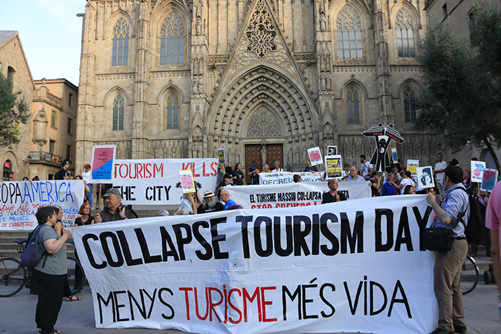 Veïns de Barcelona protesten contra el "col·lapse" que provoca el turisme massiu a la ciutat