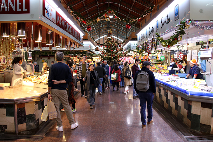 Els mercats municipals de Barcelona obren aquest diumenge per la nit de Nadal: "Fem més de nevera que una altra cosa"