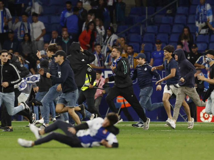 Els Mossos investiguen els incidents del final del partit entre el Barça i l’Espanyol a l'estadi de Cornellà-El Prat