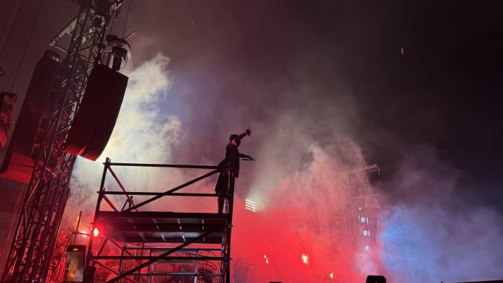 Travis Scott debuta a Barcelona amb un concert sorpresa a les Tres Xemeneies 