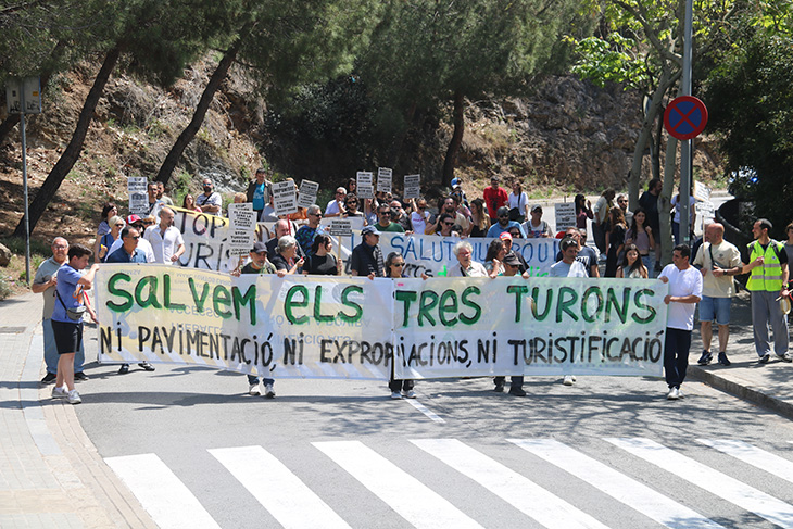 Veïns dels Tres Turons surten al carrer per dir prou a la massificació turística: “Ens estan fent fora”