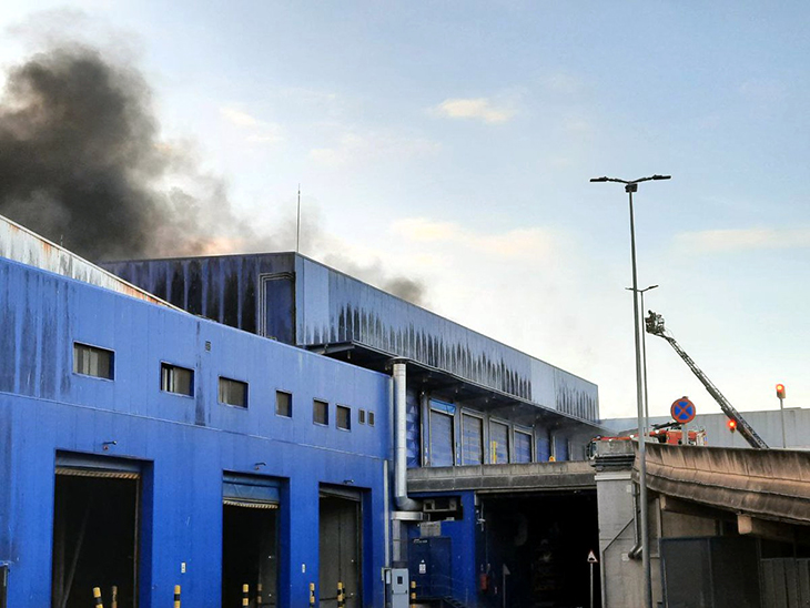 Els Bombers de Barcelona apaguen una petita revifada de l'incendi a l'Ecoparc de la Zona Franca