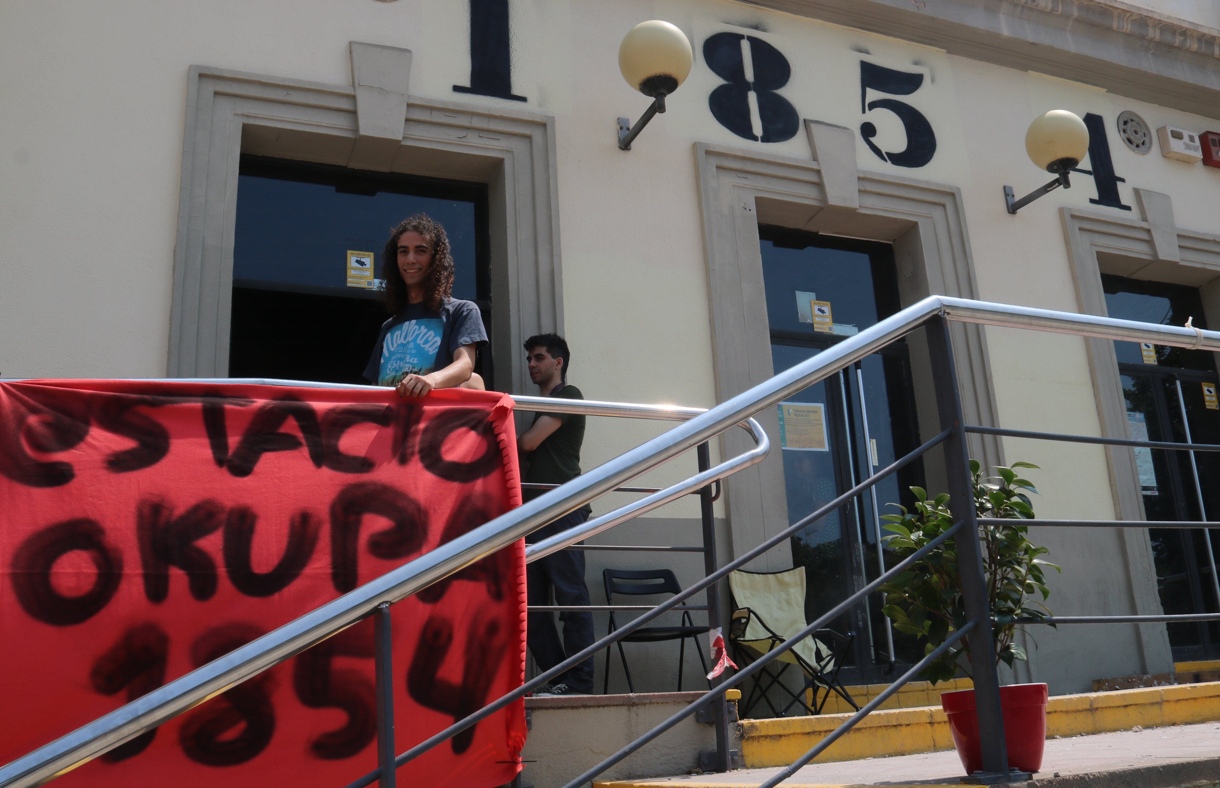 Desallotjat l’activista que ocupava l’estació de Sant Feliu de Llobregat des del mes de juny
