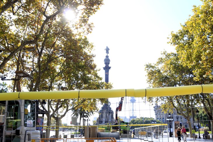 Les obres a la Rambla de Barcelona obliguen a obrir passos perquè els vehicles creuin el passeig del Gòtic al Raval