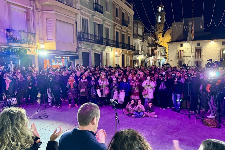 Centenars de persones es concentren a Calella per condemnar l’agressió d’un home a la seva parella i la mare d’ella