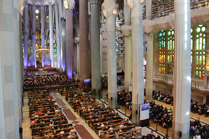 La Banda Municipal de Barcelona omple de música la Sagrada Família per celebrar la culminació de les torres Evangelistes