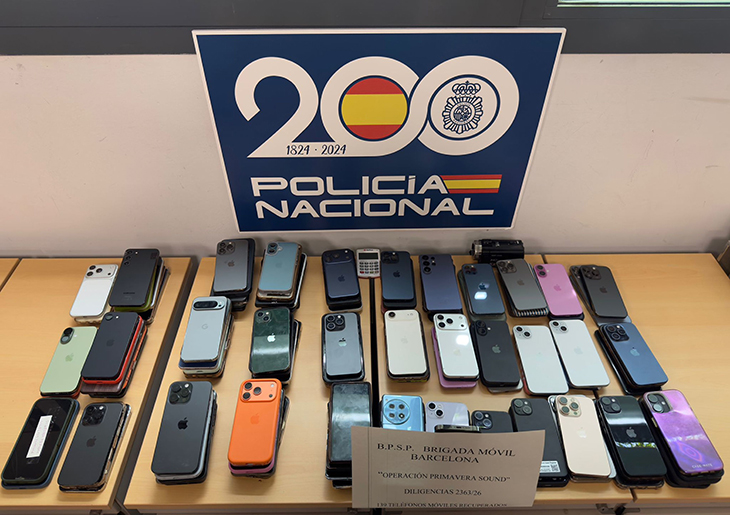 Detenen a Barcelona un home que portava 139 mòbils robats, la majoria al Primavera Sound