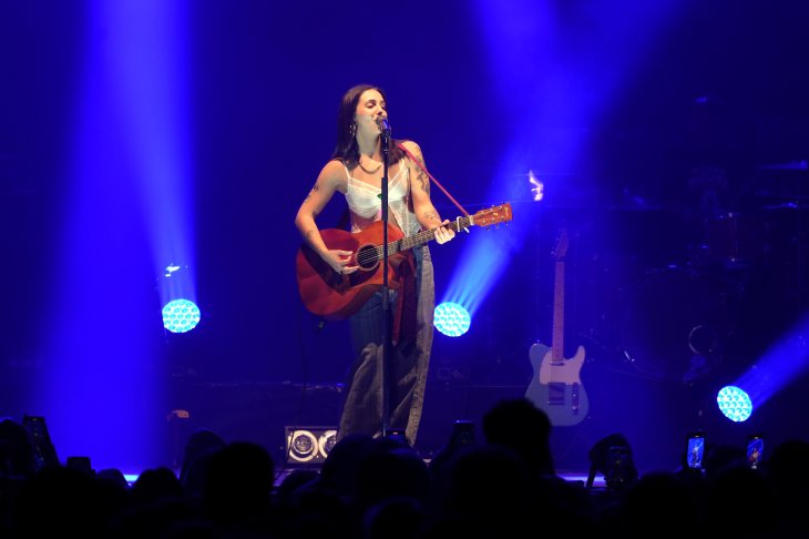 Suu desplega el seu pop enèrgic en la presentació de ‘Material sensible’ a la sala Razzmatazz