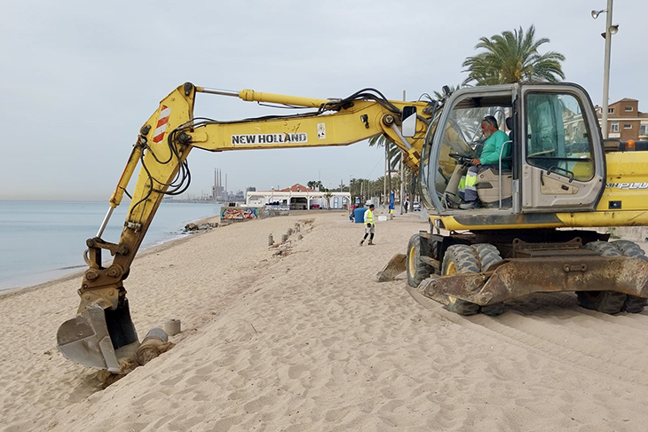 Costes inicia la retirada de les estructures que van quedar al descobert a la platja de Badalona després dels temporals