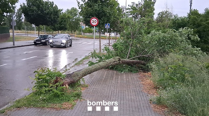 Els Bombers atenen 212 trucades relacionades amb el temporal de pluja fins a les 7 del matí
