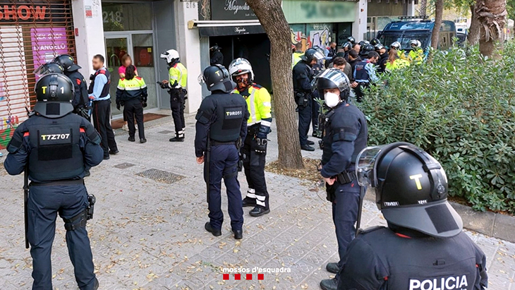 Quatre detinguts i 84 identificats en un 'after' de Barcelona que registrava queixes veïnals per baralles i drogues