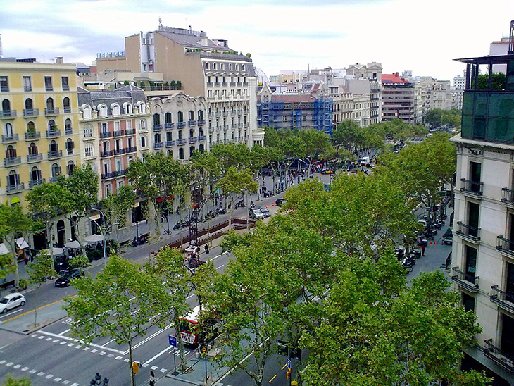 Barcelona vol limitar bars, restaurants i supermercats autoservei a un màxim de 20 en un radi de 100 metres a l'Eixample