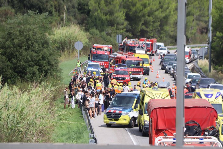 Dos ferits greus i un de menys greu en l'accident d'un autocar que ha bolcat a la C-32 a Santa Susanna