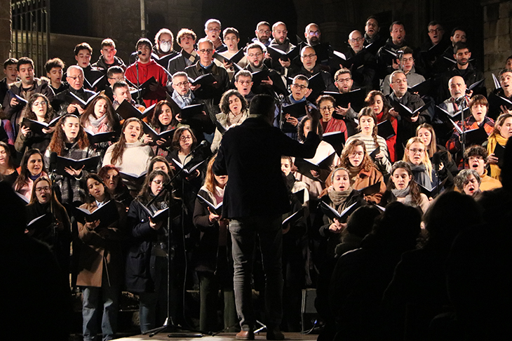 La reivindicació de la Pau al món marca el tradicional concert de nadales de l’Orfeó Català a la plaça del Rei