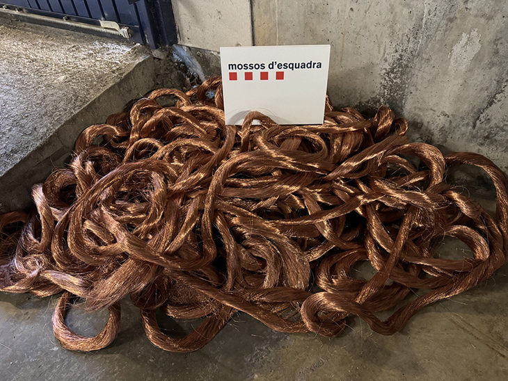Els Mossos detenen un home per robar 340 kilograms de coure i fugir a peu per l'A2 a Sant Vicenç dels Horts