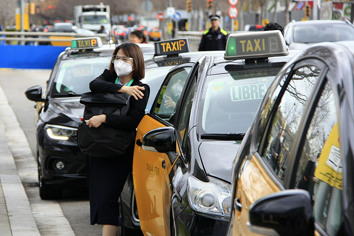 L'AMB posa en funcionament l’app pública 'Picmi Taxi' per demanar un vehicle immediat a través del mòbil