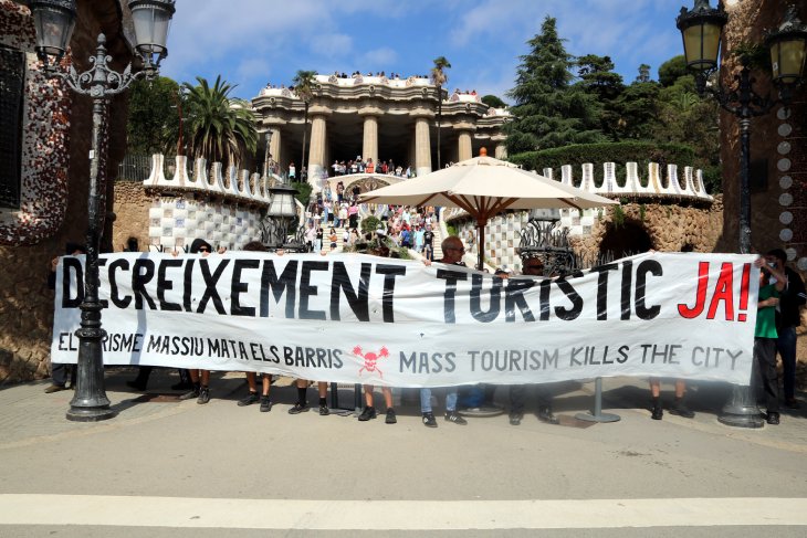 Una concentració protesta contra el turisme massiu a Barcelona i bloqueja l'entrada del Park Güell