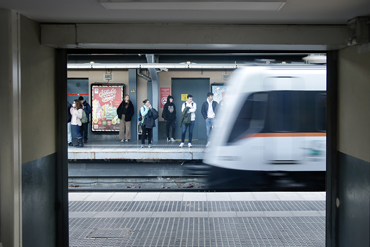 Usuaris d’FGC aplaudeixen les noves freqüències al Metro del Vallès: “Abans anàvem com sardines i avui estem asseguts”