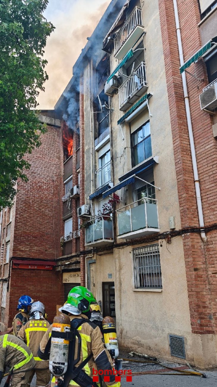 Cinc persones hospitalitzades arran d'un incendi a un tercer pis del carrer de Prullans de Sabadell