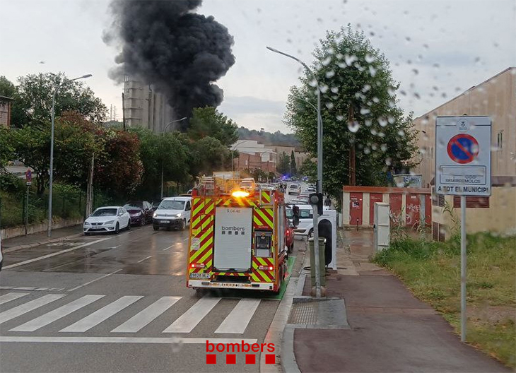 Estabilitzat l'incendi en una empresa de maquinària industrial a Martorell