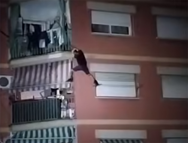 Detingut un lladre que va escalar per la façana d'un edifici a Sant Adrià de Besòs