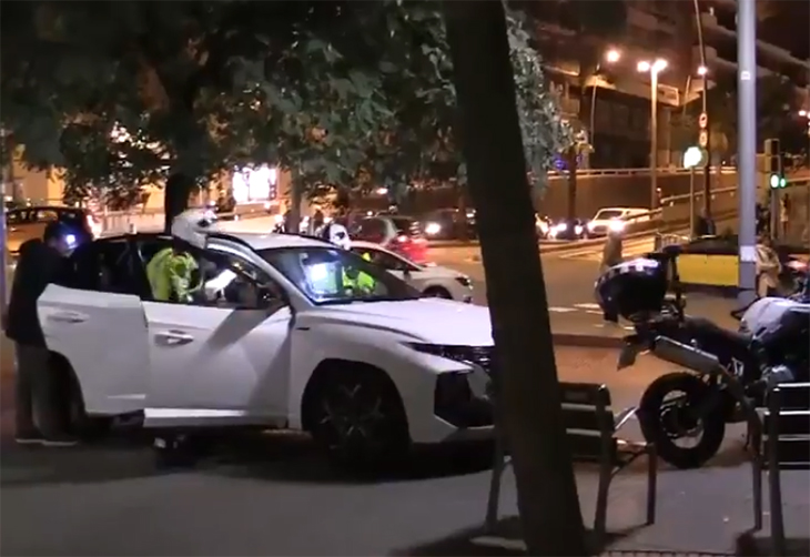 Detingudes 25 persones en un dispositiu per prevenir robatoris amb força en domicilis a les Tres Torres de Barcelona