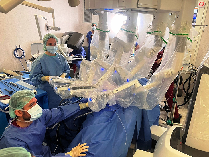 L’Hospital de Bellvitge practica la primera reducció d'estómac amb cirurgia robòtica d