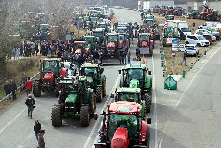Els pagesos bloquegen les principals carreteres a Catalunya i es plantegen passar-hi la nit
