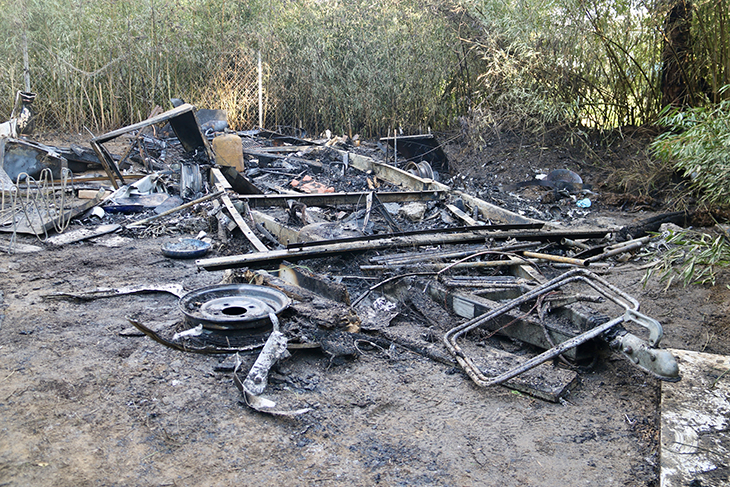 Els Bombers localitzen el cos sense vida d'una persona en extingir l'incendi d'una caravana a Vilassar de Dalt