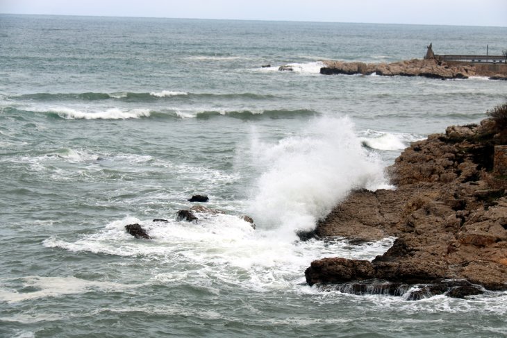 La llevantada ja deixa registres propers als 90 litres i onades de més de cinc metres a la Costa Brava