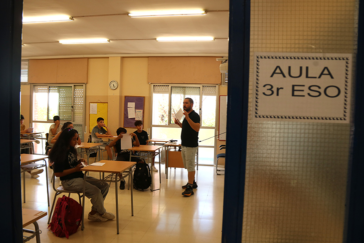 Educació impulsa una prova pilot perquè docents novells facin una estada d'un curs en centres amb mentors formatius