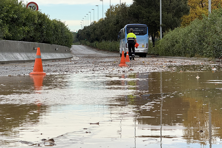 Els Bombers atenen 353 avisos pel temporal de pluges fins al migdia, sobretot a l'àrea metropolitana