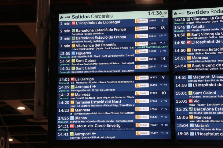 La presència de passatgers a les vies agreuja els retards per l’avaria d’un tren entre Arc de Triomf i el Clot