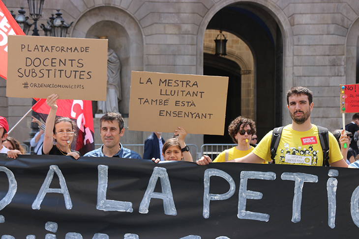 Docents interins es concentren per exigir a Educació que rectifiqui i els deixi triar els municipis on volen treballar