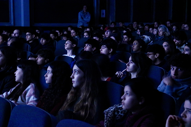Només dues de cada deu pel·lícules doblades al català es projecten als cinemes al vespre i nit, la franja amb més públic