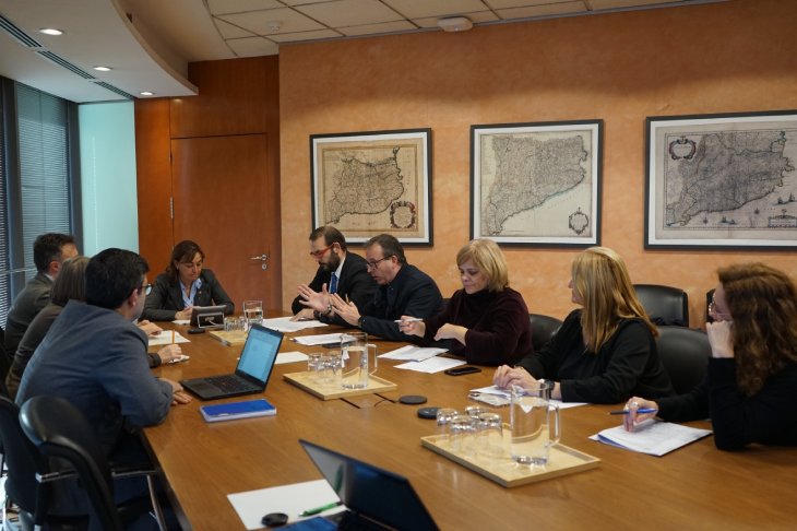El Departament de Territori, Habitatge i Transició Ecològica i la Federació de Municipis de Catalunya (FMC) han acordat crear un grup de treball conjunt per desplegar la T-Mobilitat arreu de Catalunya. L'objectiu és que el municipalisme participi de forma coordinada del projecte per millorar-ne la implementació, atès que el transport urbà també podrà fer servir aquest títol de transport. El grup de treball participarà de totes les fases del desplegament per anticipar obstacles i complir les necessitats i expectatives del territori. També ajudarà a definir el nou model tarifari. L'òrgan es constituirà en les pròximes setmanes i es reunirà trimestralment. Estarà presidit per la directora general de Transports i Mobilitat, Susi López.  El grup de treball estarà format per tècnics i representants del Departament i de l'FMC, tal com s'ha acordat en la reunió que s'ha celebrat aquest dimarts a la tarda entre la consellera Sílvia Paneque i el president de l'ens local i alcalde de Mataró, David Bote.  A la reunió també hi ha hagut el vicepresident de l'FMC i alcalde de Mollerussa, Marc Solsona; la presidenta de la Comissió d'Habitatge de l'FMC i alcaldessa de Vilajuïga, Joana Cobo; la presidenta de la Comissió de Mobilitat de l'FMC i alcaldessa de Térmens, Concepció Cañadell, i la secretària general de l'FMC, Susanna Mérida.  Paneque ha recalcat que l'òrgan neix amb la voluntat de "recollir les sensibilitats, les inquietuds i les propostes dels pobles i ciutats" i ha considerat "necessari" desenvolupar "aquest projecte tan important per la mobilitat del país de forma coordinada amb els municipis". Al seu parer, escoltar el territori i fer-lo partícip "és la forma de garantir l'èxit de la implementació de la T-Mobilitat".  La T-Mobilitat permetrà accedir a qualsevol mitjà de transport públic col·lectiu de Catalunya amb una única targeta, amb un sistema que afavorirà l'ús recurrent. Actualment s'està desplegant la tecnologia del nou sistema d'integració tarifaria, amb la intenció d'implementar-lo durant aquesta legislatura.