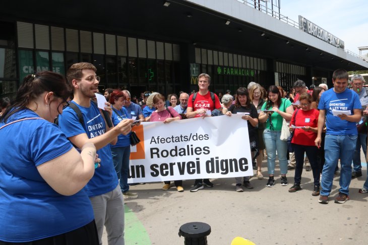 Usuaris de Rodalies, regionals i mitja distància es concentren a Sants per dir prou i exigir un servei "digne"