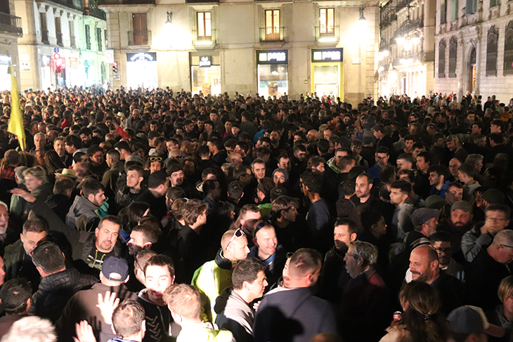 Els pagesos decideixen en assemblees si passen la nit a Barcelona: "Ara anant bé tenim 9 o 10 hores per tornar a Lleida"