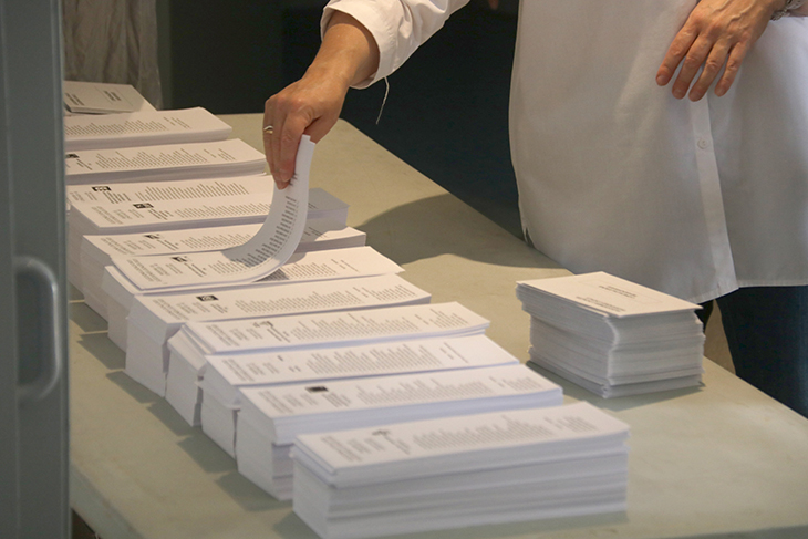 La participació a les eleccions a la ciutat de Barcelona cau vuit dècimes fins al 34,5% a les 14 hores