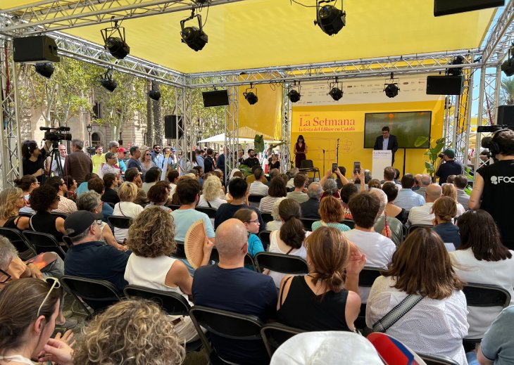 Centenars de lectors de totes les edats no fallen a la cita amb la Setmana del Llibre en Català