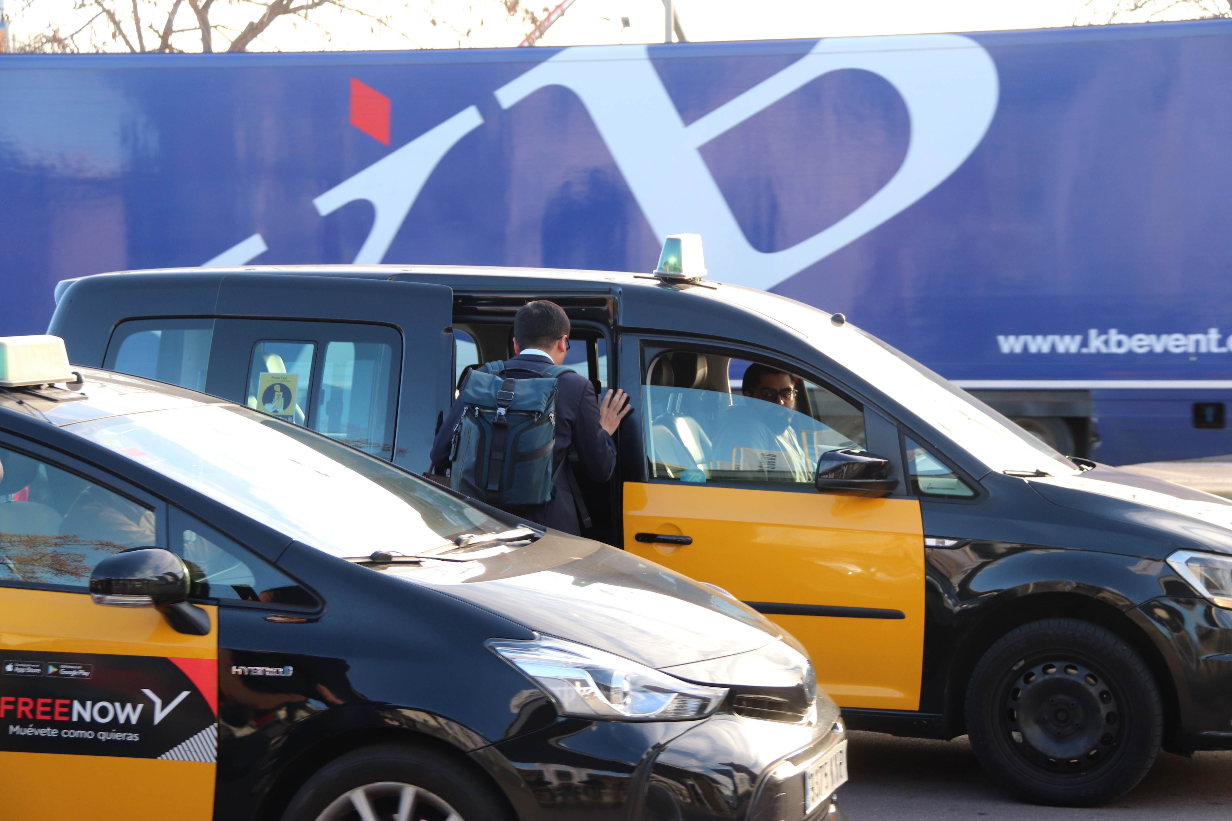 L'Autoritat Catalana de Protecció de Dades avala instal·lar càmeres dins dels taxis per "perseguir" agressions