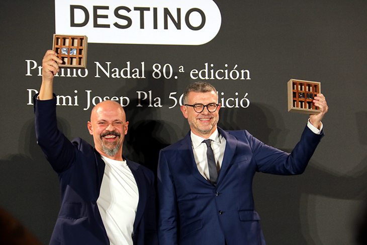 Jaume Clotet guanya el Pla amb ‘La Germandat de l’Àngel Caigut’ i César Pérez Gellida, el Nadal amb ‘Bajo tierra seca’