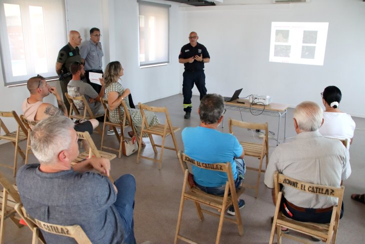 Els cossos d'emergències fan xerrades a veïns d'urbanitzacions per formar-los sobre com actuar en cas d'incendi