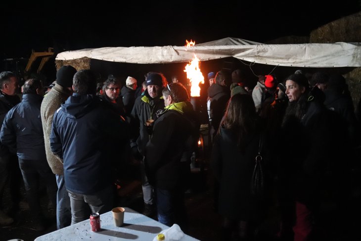 Els pagesos del tall de Pontós es preparen per passar la segona nit a la carretera i asseguren que "no hi ha pressa"
