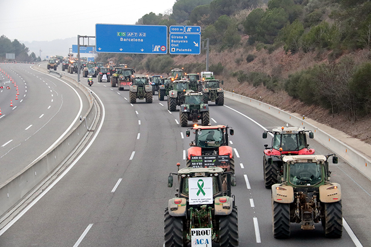 La marxa lenta de tractors causa 16 quilòmetres de congestió a l'A-2 a Jorba i 11 més a l'AP-7 a Maçanet de la Selva